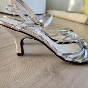 Naturalizer Size 7M Silver Strappy Heels